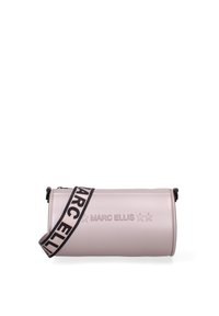 Borsa rotonda e morbida di colore rosa, realizzata in materiale liscio. Presenta una tracolla nera con il nome "MARC ELLIS" in lettere in grassetto e un logo impresso sul davanti.