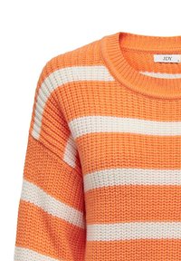 Orange-weiß gestreifter Pullover mit einem strukturierten Strickmuster, Rundhalsausschnitt und überschnittenen Schultern.