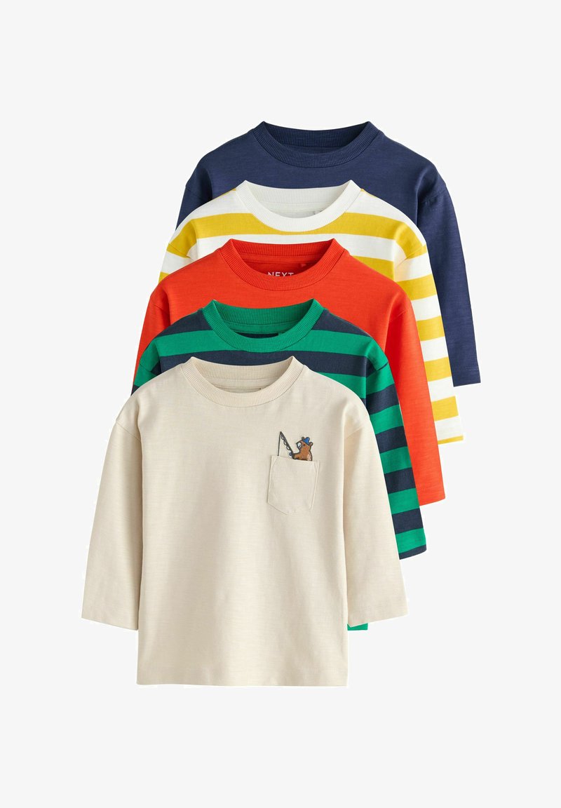 Pięć dziecięcych bluzek z długim rękawem w kolorach: granatowym, żółto-białe paski, jednolity pomarańczowy, zielono-granatowe paski oraz kremowy z rysunkiem misia rybaka na kieszeni.