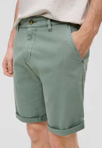 QS BERMUDA - Shorts - salbeigrün