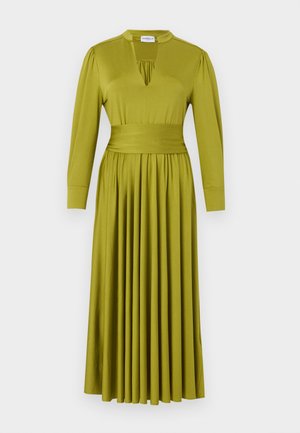 Μακρύ ελιά πράσινο φόρεμα με μακριά μανίκια, φαρδιά ζώνη μέσης, πλισέ φούστα και ντεκολτέ σε σχήμα V με μικρό γιακά.