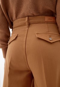 s.Oliver Flared Jeans - sandstein