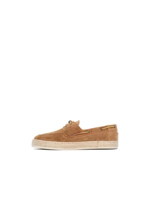 Mocassino casual marrone in camoscio con lacci frontali e suola intrecciata in juta, visto di lato su sfondo bianco.