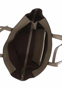 Sac fourre-tout en cuir de couleur tan avec une finition texturée. L'intérieur présente une doublure sombre, une poche zippée et deux compartiments ouverts. Deux poignées.