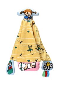 Couverture jaune avec des motifs d'animaux ludiques, surmontée d'une tête en peluche d'enfant aux couettes orange et d'étiquettes en tissu colorées.