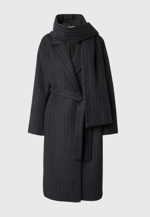 Palton din amestec de lână de culoare gri închis cu dungi subtile, dotat cu guler tip notch, mâneci lungi și o eșarfă asortată. Talie cu curea, design până la genunchi.