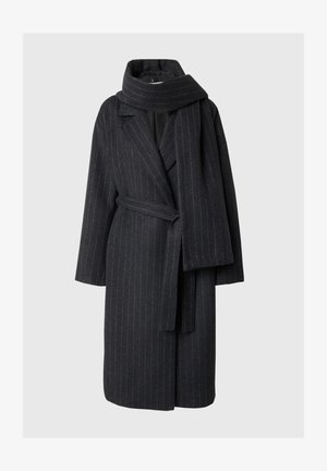 Tamsiai pilkas vilnos mišinys paltas su smulkiomis juostelėmis, turi įpjovą ant apykaklės, ilgas rankoves ir atitinkamą šaliką. Naudoja diržą juosmeniui, iki kelių ilgio dizainas.