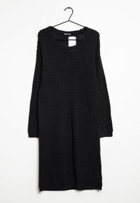 Abito lungo in maglia nera a maniche lunghe con un motivo testurizzato e scollo rotondo, con spacchi laterali e polsini a costine.