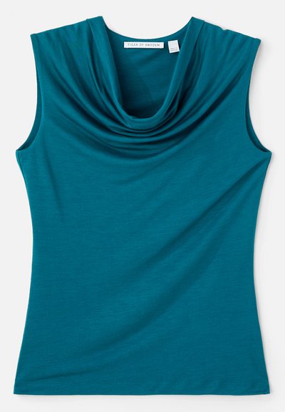 Turkise ærmeløs topp med drapert cowl-hals. Laget av mykt, teksturert stoff med en rett fåll og uten synlige lukkemekanismer eller detaljer.