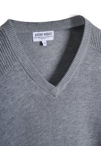 Maglione grigio a scollo a V realizzato in lana merino con dettagli a coste sul colletto e sulle spalle, con un'etichetta del marchio sul colletto.