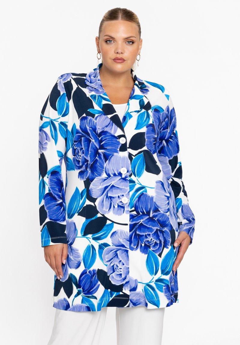 Blumenmuster-Mantel in Blau und Marineblau auf weißem Hintergrund. Hat einen Knopfverschluss vorne und lange Ärmel mit einer taillierten Passform.