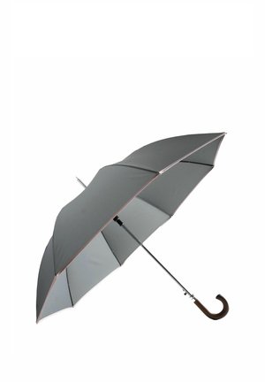 Paraguas gris abierto con mango de madera curvado y eje de metal, mostrado sobre un fondo blanco.