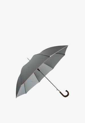 Otwarty szary parasol z zakrzywioną drewnianą rączką i metalowym trzpieniem, pokazany na białym tle.