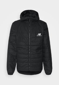 Svart puffjacka med huva, featuring en kviltad design och en framdragkedja. New Balance-logotypen är placerad på vänster bröstområde.