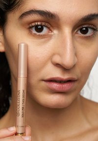 Collistar solo pour vos yeux, un crayon cylindrique beige clair mettant en valeur les traits du visage. Fini lisse, minimalisme de la marque en or.