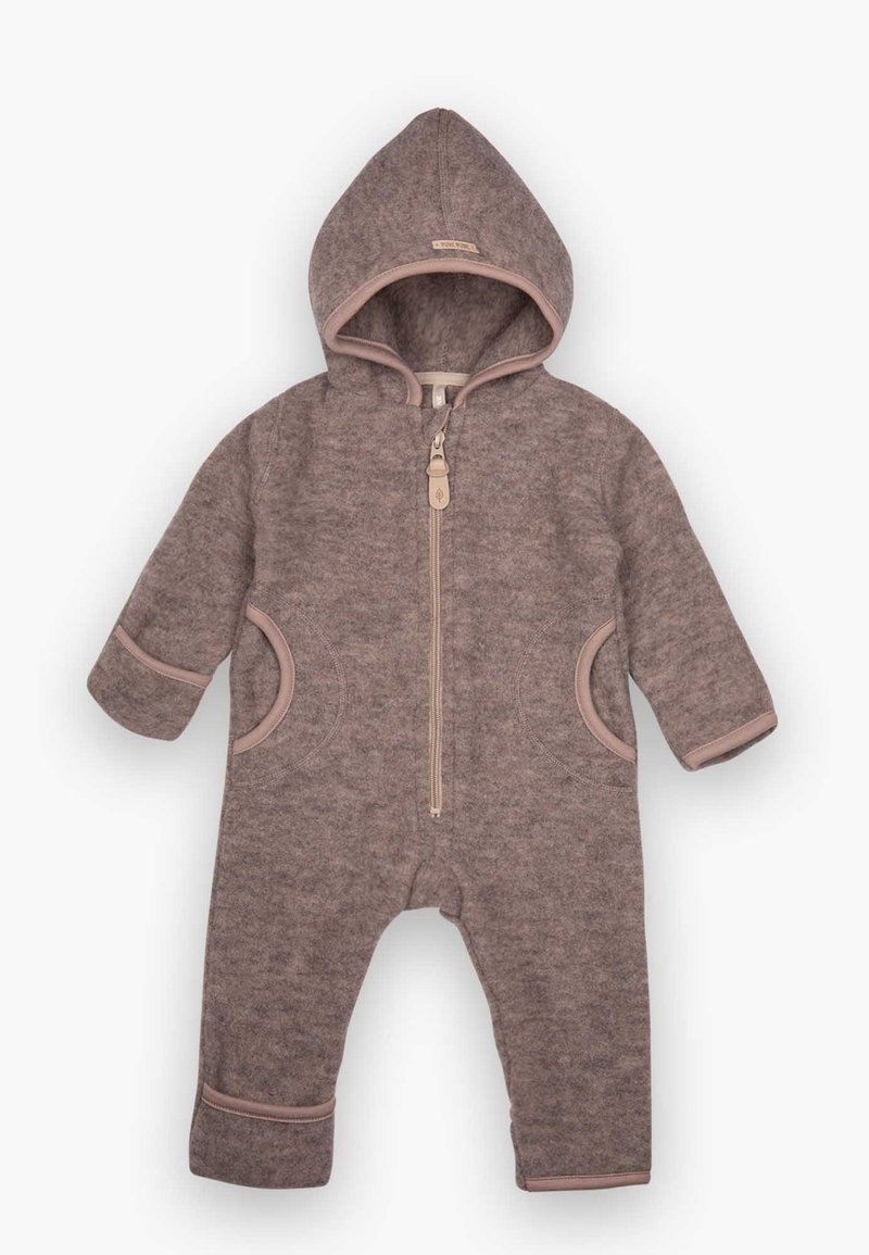 Brun fleece heldress med hette, frontlomme og rosa detaljer. Har to sidelommer og ankelbånd for ekstra varme.