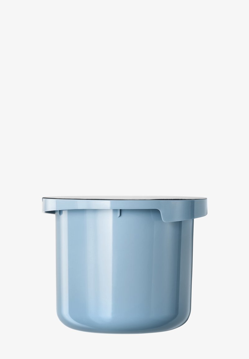 Lyseblå plastikbeholder med matchende låg, der har en lille flap for nem åbning, sat mod en hvid baggrund.