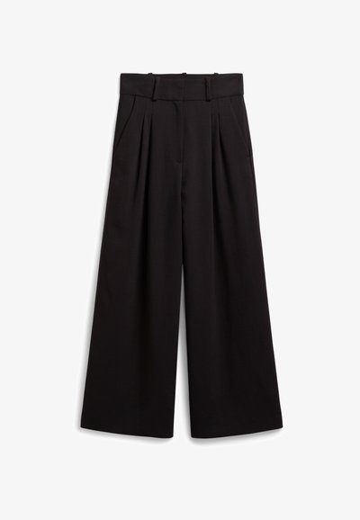 Πλατιά παντελόνια, μαύρα, φτιαγμένα από απαλό ύφασμα με ψηλή μέση, διαθέτοντας πιέτες μπροστά και δύο πλαϊνές τσέπες.