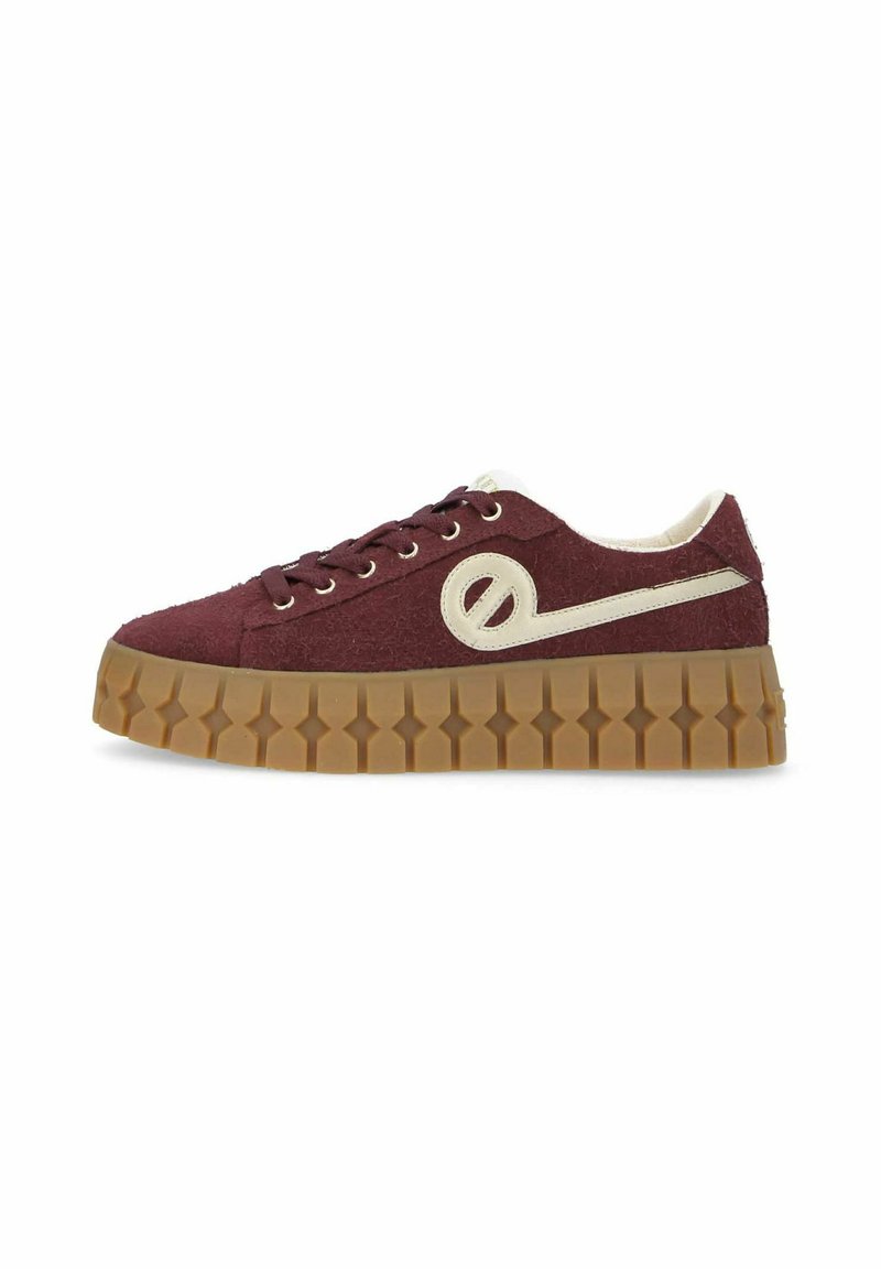 Sneaker bordeaux con upper in tessuto strutturato, dettagli crema, punta tonda e una spessa suola in gomma color caramello con un motivo a stella.