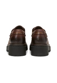 Chaussures en cuir marron avec un bout arrondi et une épaisse semelle noire. Présente un logo discret au niveau du talon, une texture lisse et des accents cousus.