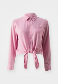 Camisa de manga larga a rayas rojas y blancas con un lazo en el frente, cierre de botones y un bolsillo en el pecho. La tela parece suave con una ligera textura.