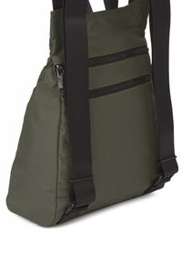 Bolsa de tela verde con diseño estructurado, que cuenta con dos bolsillos frontales con cremallera y correas negras ajustables. Superficie texturizada.