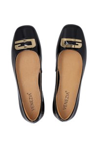 Černé lakované baleríny se čtveratou špičkou, s zlatým logem na špičce a hladkou koženou stélkou.