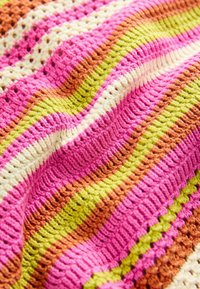 Coperta all'uncinetto con strisce alternate di rosa, verde, crema e marrone. Texturizzata, con un motivo ondulato e sezioni a trama aperta.