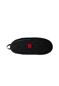 Suola di scarpa nera con una superficie testurizzata, caratterizzata da un accento rosso e una parte superiore blu. Il design include curve e un'etichetta di estrazione per facilitare l'indossamento.