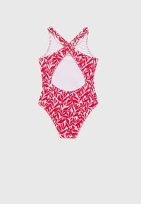 Maillot de bain une pièce avec un motif floral rouge vif et des accents blancs, des bretelles croisées dans le dos et une découpe circulaire à l'arrière.