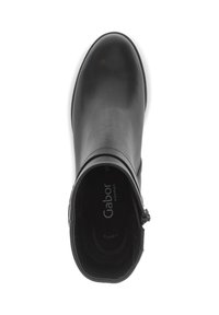 Zwarte leren enkellaars met een ronde neus, ritssluiting en een zachte binnenvoering. Bevat de merknaam "Gabor" op de binnenzool.