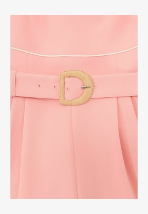 Vêtement rose avec ceinture assortie dotée d'une boucle tissée en demi-cercle et de détails en biais blanc le long du bord supérieur.