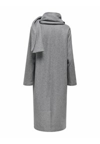 Cappotto grigio di lana con maniche lunghe, vestibilità ampia e dettaglio di sciarpa attaccato al collo. Texture liscia, design lungo fino al ginocchio e stile minimalista.
