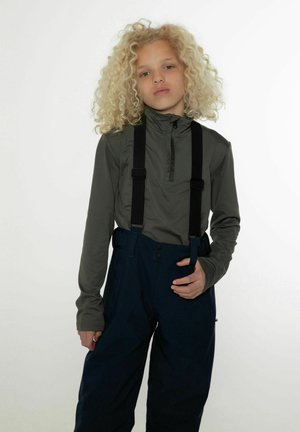 Maglia a maniche lunghe di colore verde scuro con colletto alto; pantaloni da neve blu navy con spalline nere regolabili e chiusura a bottone; consistenza liscia.