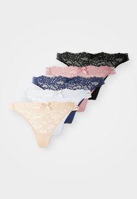 Set van zeven kanten stringetjes in verschillende kleuren: nude, roze, marineblauw, zwart, wit. Elk met een strikaccent en verfijnde kantdetails.