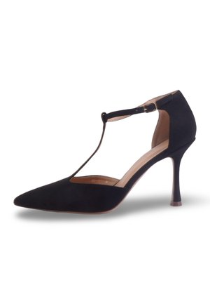 Chaussure à talon haut noire à bout pointu avec bride en T et boucle à la cheville, finition en daim, talon fin de hauteur moyenne, doublure intérieure beige.