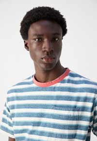 Scotch & Soda STRIPE POCKET - T-shirts print - off white harbour teal multicolour