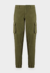 Pantaloni cargo verde oliva con polsini aderenti, numerose tasche laterali e chiusura a bottone. Realizzati in tessuto resistente con una texture liscia.