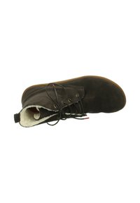 Dunkelbraune Wildleder-Ankle-Boots mit Fellfutter, Schnürverschluss und Gummisohle, von oben auf weißem Hintergrund gezeigt.