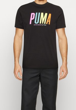 Czarny t-shirt z dużym, wielokolorowym logo „PUMA” oraz napisem „SPORTSWEAR by PUMA”. Krótkie rękawy i okrągły dekolt. Luźny krój.