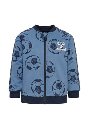 Blaue Zip-Jacke mit einem Fußballmuster, Rippbündchen und -kragen sowie einem weißen Logo auf der Vorderseite. Der Stoff hat eine glatte Textur.