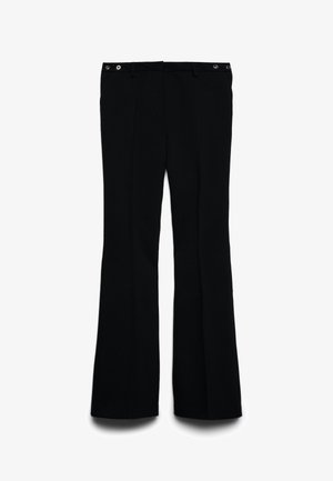 Pantalons noirs évasés en tissu lisse, avec deux poches avant et des accents de boutons argentés à la taille.