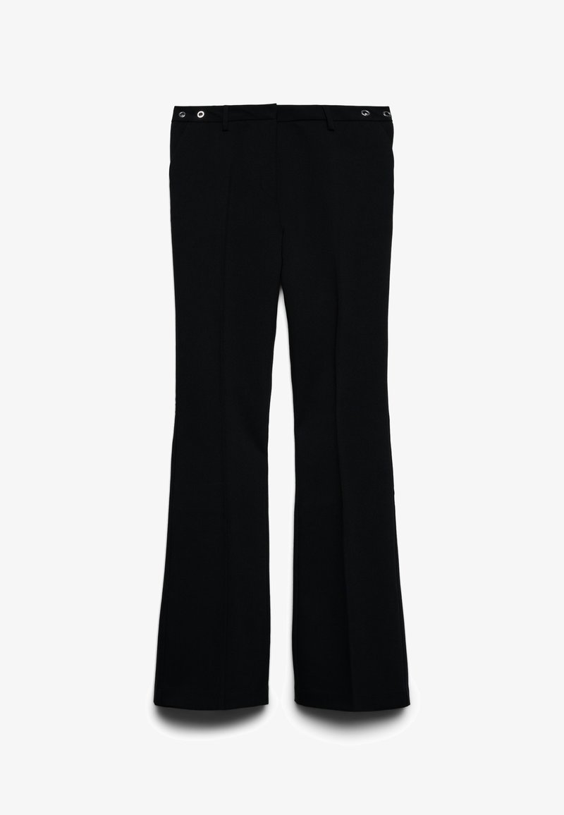Pantaloni neri a gamba larga realizzati in un tessuto morbido, con due tasche frontali e accenti in metallo argentato sui passanti della cintura.