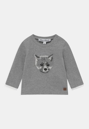 Szara koszulka niemowlęca z długim rękawem, okrągłym dekoltem, guzikiem na ramieniu i tkanym wzorem twarzy lisa na przodzie.