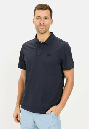 Marineblaues Poloshirt aus strukturiertem Stoff mit Kragen, kurzen Ärmeln, einer dreiknöpfigen Knopfleiste und einem kleinen Logo auf der Brust.