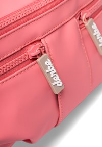 Borsa sintetica rosa con doppie cerniere, dotata di tiranti delle cerniere beige. La superficie appare liscia con una sottile texture.