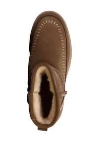 Stivale alla caviglia in suede marrone con cuciture bianche, foderato in morbido pile, design con punta tonda e linguetta sul retro.