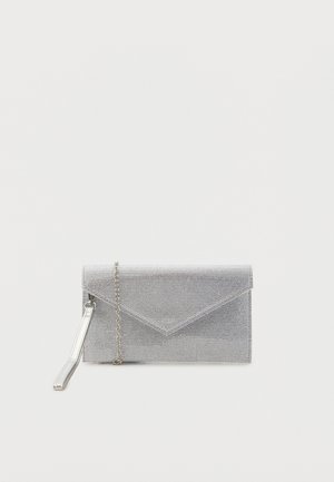 Sudraba taisnstūra clutch soma ar teksturētu virsmu, aploksnes atloku, noņemamu roku siksnu un plānu ķēdes detaļu uz balta fona.