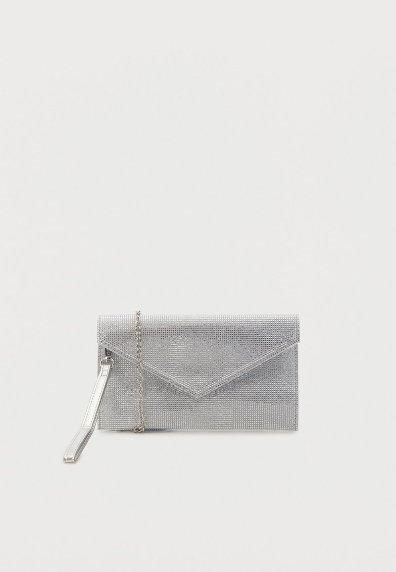 Stříbrná obdélníková kabelka na večer s texturovaným povrchem, obálkovým klopou, odnímatelným zápěstním páskem a tenkým řetízkem na bílém pozadí.