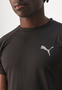 Puma EVOSTRIPE - Jednoduché tričko - puma black